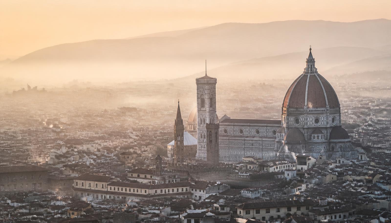 Skyline di Firenze con la cupola del Duomo al tramonto
